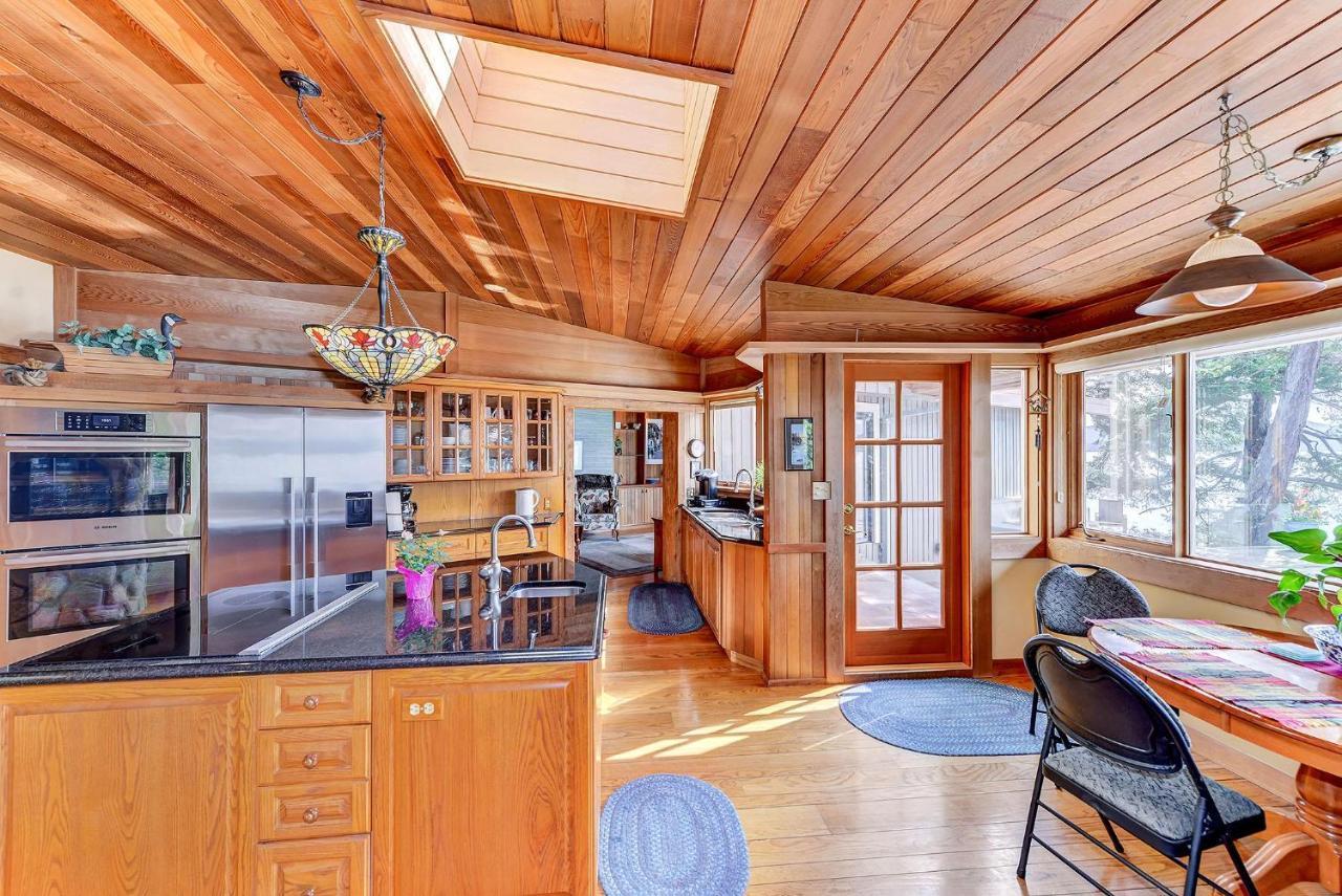 Oceanside Lodge Saanich Inlet North Saanich Екстериор снимка